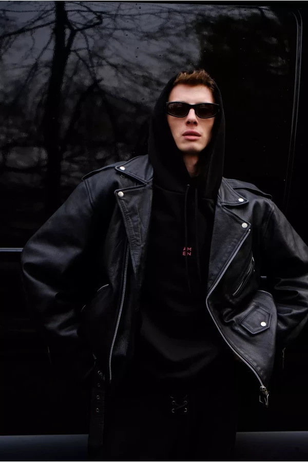 Чёрная мужская кожаная куртка