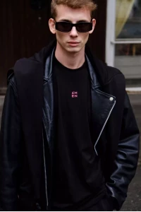 Чёрная мужская кожаная куртка