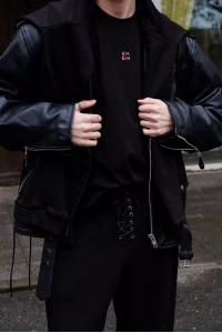 Чёрная мужская кожаная куртка