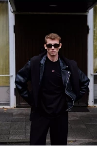 Чёрная мужская кожаная куртка