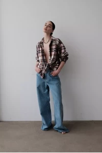 Джинсы и рубашка