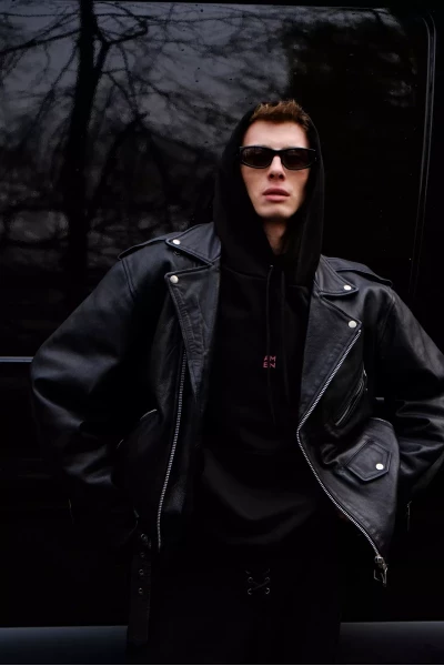 Чёрная мужская кожаная куртка