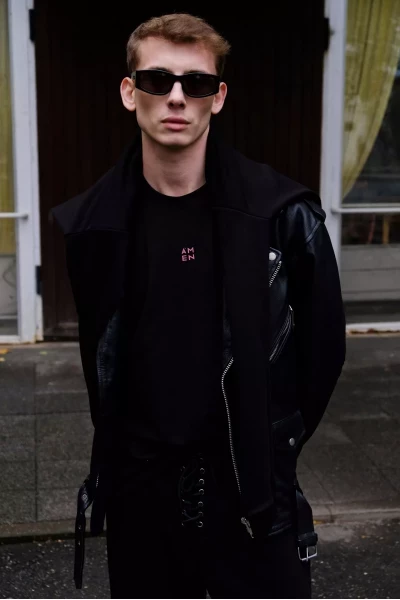 Чёрная мужская кожаная куртка