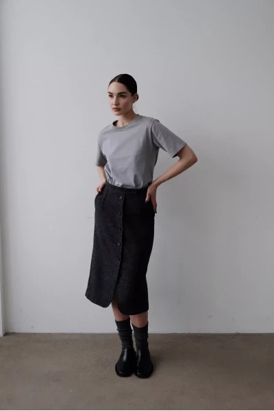 Чёрная юбка и серая майка