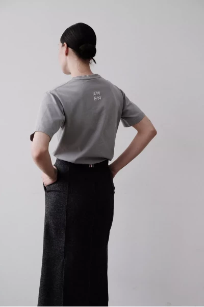 Чёрная юбка и серая майка