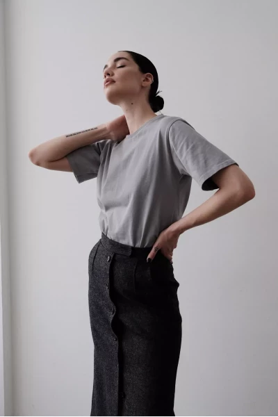 Чёрная юбка и серая майка