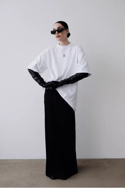 Чёрная юбка и белая рубашка