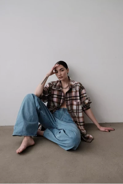 Джинсы и рубашка